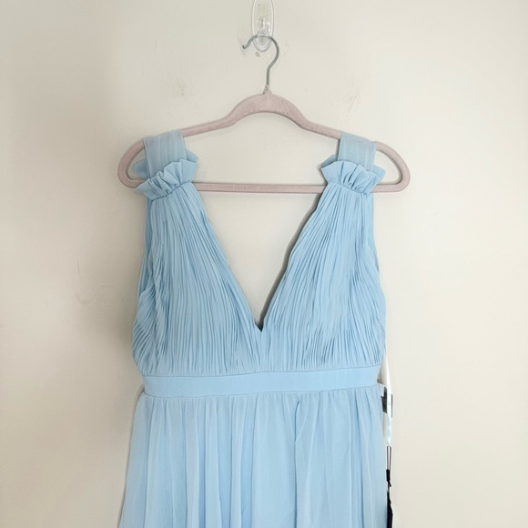 NWT Mac Duggal Pleated Chiffon Sleeveless V-Neck Gown Size 8 - Picture 4 of 9